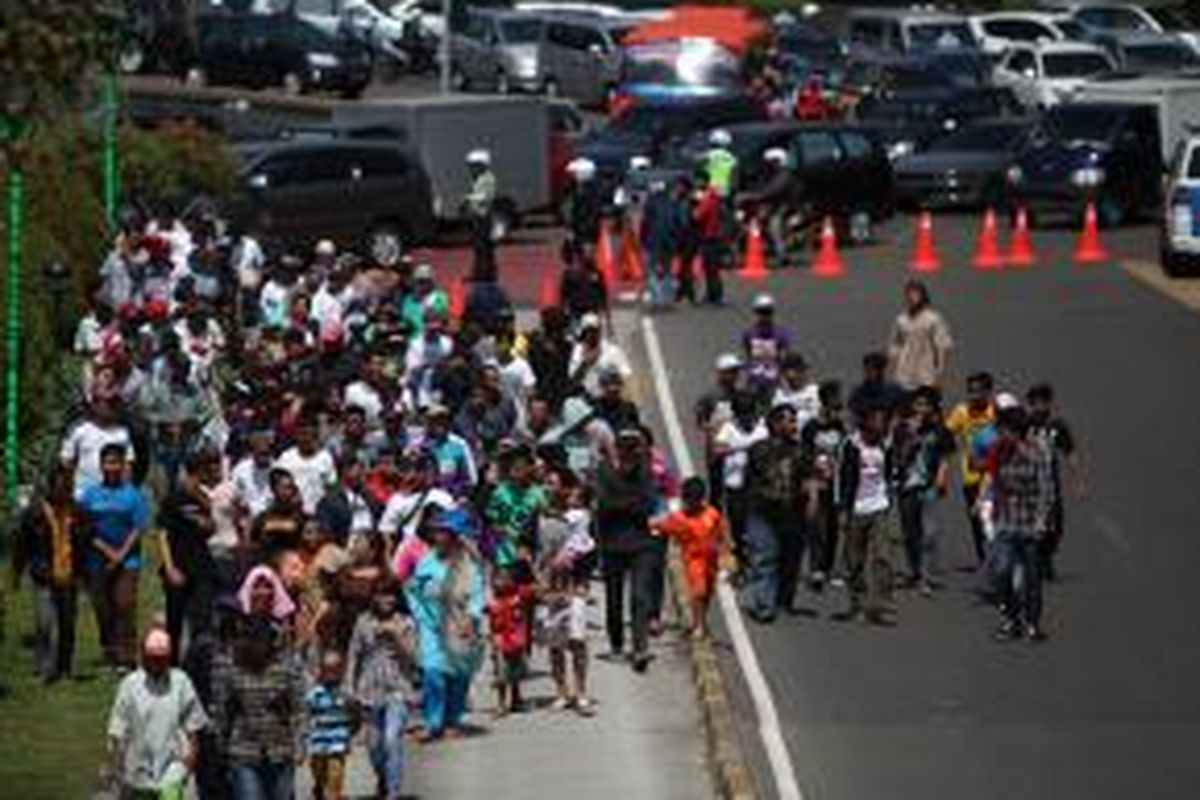 Petugas kepolisian mengalihkan arus lalu lintas dari arah MH Thamrin menuju Jalan Medan Merdeka Selatan, Jakarta Pusat, Rabu (6/8/2014). Jalan Medan Merdeka Barat ditutup sementara karena konsentrasi massa yang hadir mengikuti sidang perdana perselisihan hasil pemilihan umum (PHPU) sengketa Pilpres 2014 di Gedung Mahkamah Konstitusi. KOMPAS/LUCKY PRANSISKA