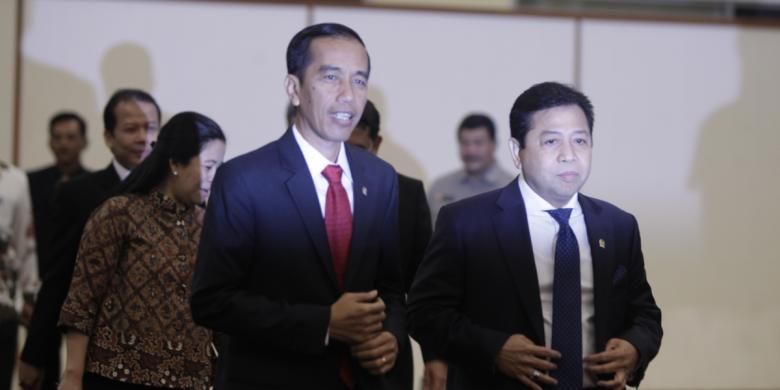 Presiden Joko Widodo didampingi Ketua DPR Setya Novanto (kanan) tiba di ruang Nusantara IV gedung MPR/DPR/DPD, Senayan, Jakarta, Senin (6/4/2015).