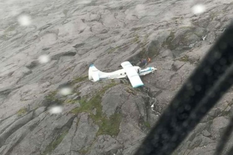 Pesawat sewaan jatuh di Pulau Pangelan Wales, Alaska, Amerika Serikat. (Pasukan Penjaga Pantai AS via ABC News)