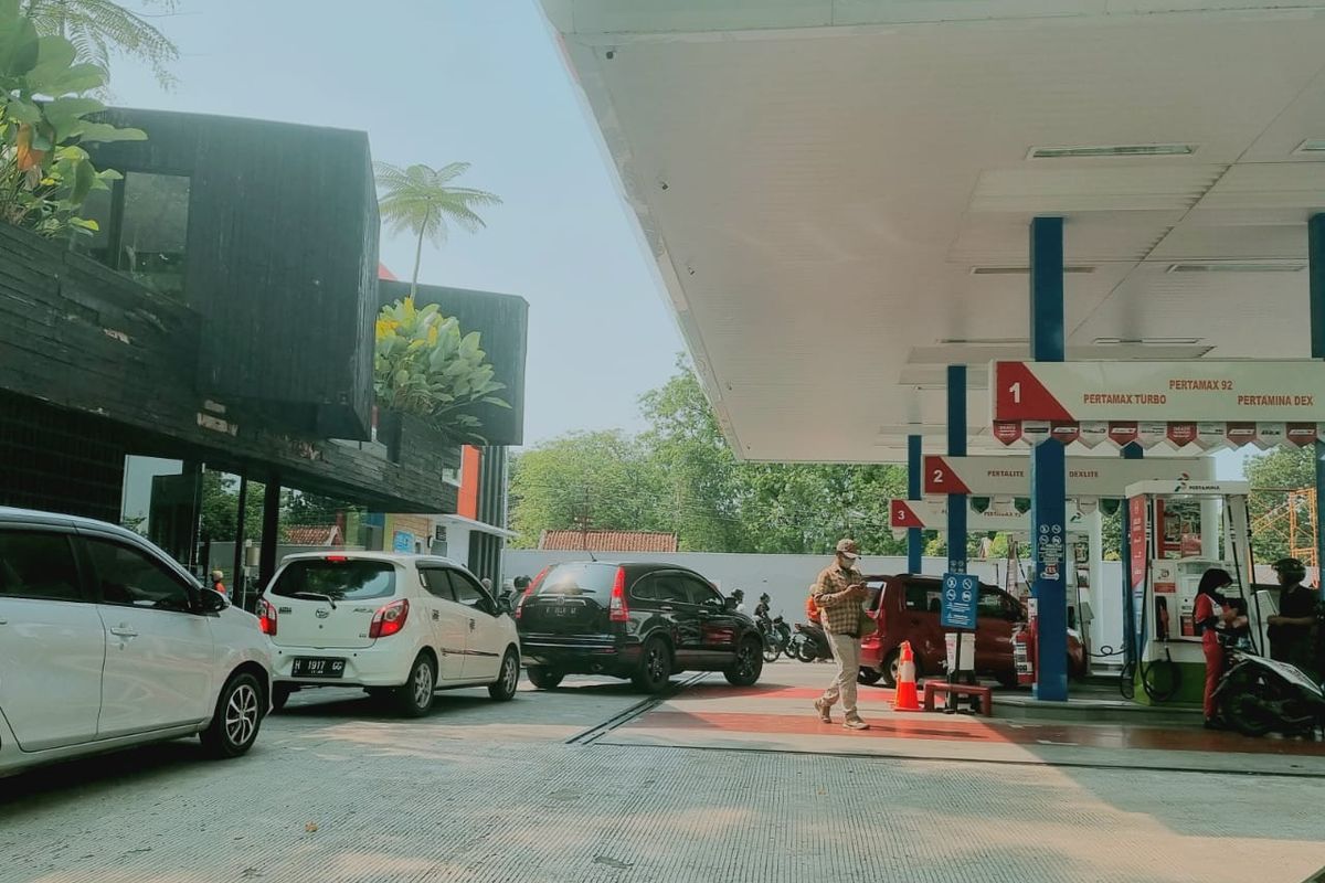 Konsumen mengantri untuk membeli BBM di SPBU Jalan Veteran, Semarang, Sabtu (3/9/2022).