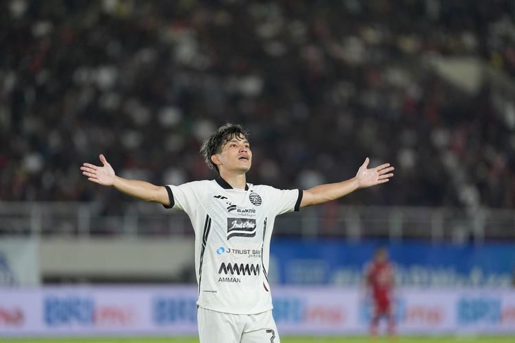 Ryo Matsumura merayakan gol ke gawang Persis Solo. Persija Jakarta dipaksa bermain seri 3-3 saat bertandang ke Stadion Manahan untuk menghadapi tuan rumah Persis Solo pada Minggu (26/1/2025).