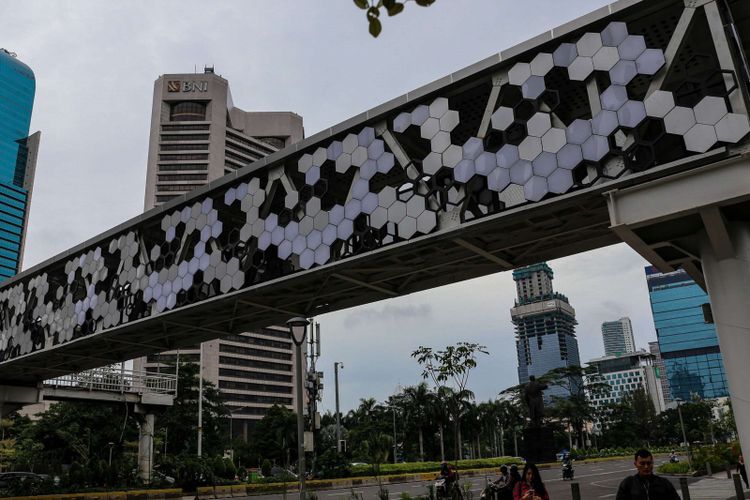 JPO Dukuh Atas yang baru dibangun untuk menghubungkan JPO Dukuh Atas sisi timur dan halte transjakarta Dukuh Atas 2 di Jakarta Pusat, Jumat (25/1/2018).
