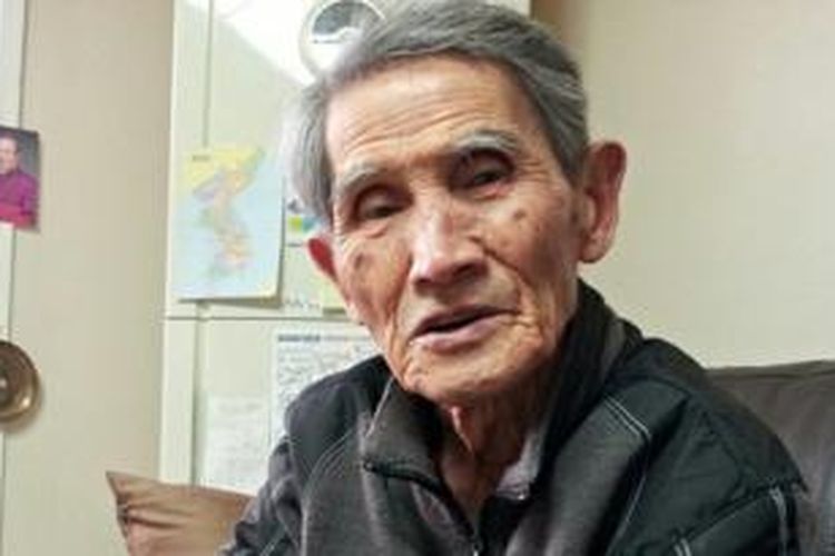Kang Neung-hwan (92) meninggalkan Korea Utara pada 1950 dan tak menyadari saat itu istrinya tengah mengandung. Kini dia berkesempatan bertemu dengan putra yang belum pernah dijumpainya selama 62 tahun dalam acara reuni keluarga Korea.