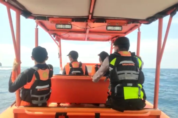 Tim SAR gabungan saat hendak mengevakuasi wisatawan yang dilaporkan jatuh dari tebing setinggi 40 meter di Broken Beach, Nusa Penida, Klungkung, Bali, pada Senin (21/11/20222). /Dok. Humas Basarnas Bali 