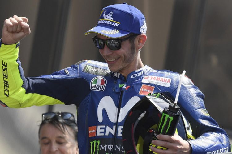 Valentino Rossi berselebrasi usai meraih podium posisi ketiga pada seri kelima MotoGP Prancis, Minggu (20/5/2018).
