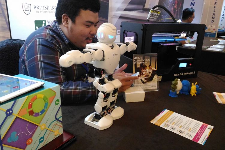 Dalam kelas coding, peserta kursus bisa mengenal, mengaplikasikan, dan mengembangkan konsep dasar pemrograman untuk robot. 