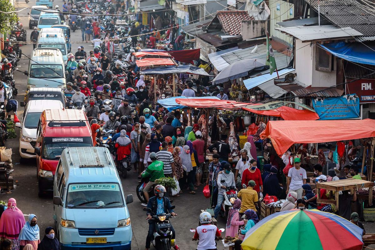 bWarga berbelanja kebutuhan lebaran di Pasar Klender, Jakarta Timur, Jumat (22/5/2020). Menjelang Hari Raya Idul Fitri 1441 H, pasar tradisional ramai dikunjungi warga meskipun dalam masa pandemi COVID-19, tanpa memperhatikan protokol kesehatan seperti memakai masker dan menjaga jarak.