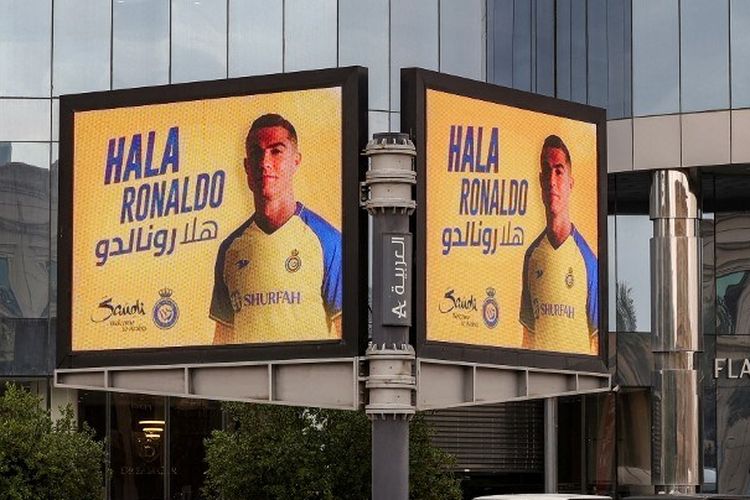 Papan reklame menyambut kedatangan Cristiano Ronaldo untuk klub Al Nassr dipajang di sepanjang jalan Riyadh, ibu kota Arab Saudi, Selasa (3/1/2023).