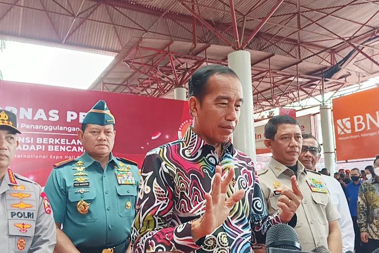 Presiden Joko Widodo memberikan keterangan usai menghadiri Rapat Koordinasi Nasional Penanggulangan Bencana di JiExpo Kemayoran, Jakarta, Kamis (2/3/2023).