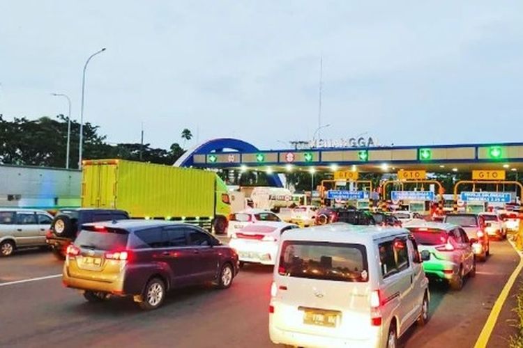 Gerbang Tol Menanggal ruas Tol Waru-Juanda. Ilustrasi tarif Tol Bandara Juanda.