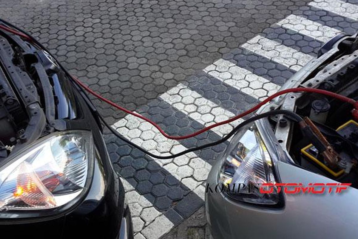 Melakukan teknik jump starter menggunakan kabel jumper. Ikuti caranya karena cukup berbahaya.