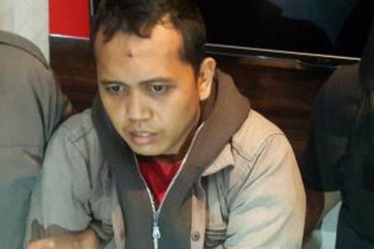 DH (39) pembunuh Ariani pembantu rumah tangga dan pembakar rumah di Pejaten, Pasar Minggu, Jakarta Selatan, Rabu (24/6/2015).