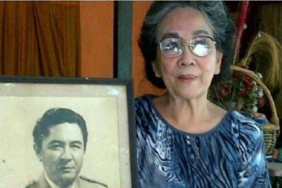 Hetty Evelyn Ngantung Mamesah, memegang foto mantan Gubernur DKI Jakarta, Henk Ngantung. Evelyn meninggal pada usia 75 tahun, Rabu (3/9/2014) malam.