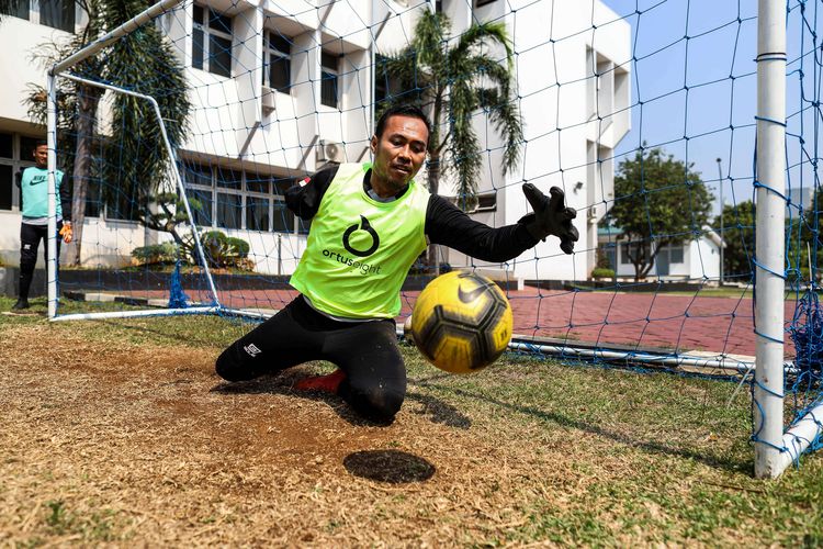 Anggota tim sepak bola Garuda Indonesia Amputee Football (Garuda Inaf) berlatih di lingkungan Rumah Sakit dr Suyoto, Bintaro, Jakarta Selatan, Sabtu (9/11/2019). Latihan Tim Garuda INAF tersebut untuk mempersiapkan diri untuk berlaga pada Piala Asia Sepak Bola Amputasi 2020 di Malaysia pada Februari tahun depan.