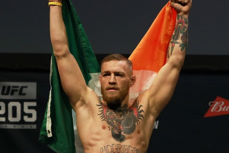 Petarung UFC, Conor McGregor, sedang berjalan menuju arena pertandingan sambil membawa bendera Republik Irlandia, di Madison Square Garden, New York, Amerika Serikat, 10 November 2016.