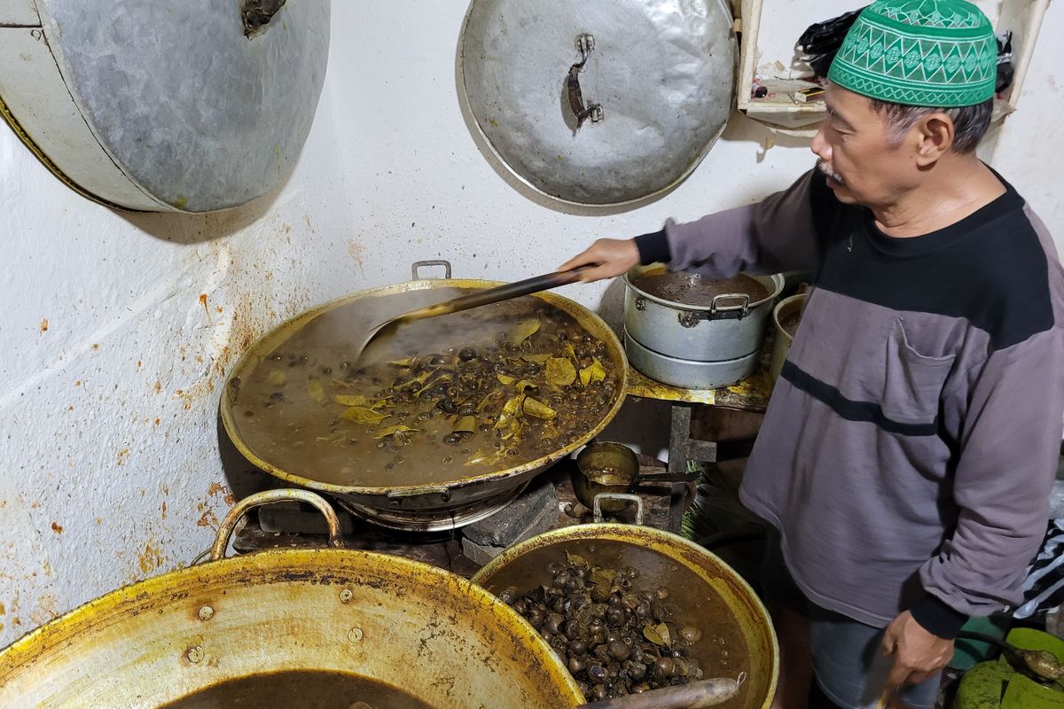 Chamlani memasak keong sawah di rumahnya Jalan Kauman Lama, Purwokerto, Kabupaten Banyumas, Jawa Tengah, akhir pekan lalu. 