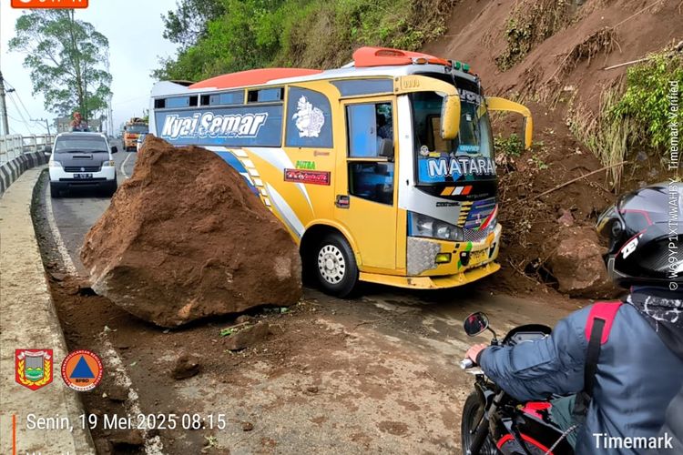 Tebing Setinggi 25 Meter Longsor, Akses Jalan Wonosobo-Dieng Tertutup