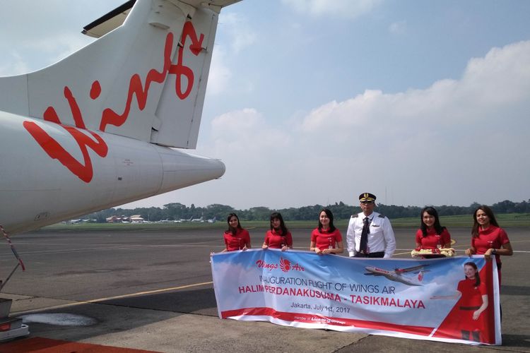 Penerbangan pertama Wings Air dengan rute baru dari bandar udara Halim Perdanakusuma Jakarta Timur, ke bandar udara Wiriadinata Tasikmalaya, Sabtu (1/7/2017). 