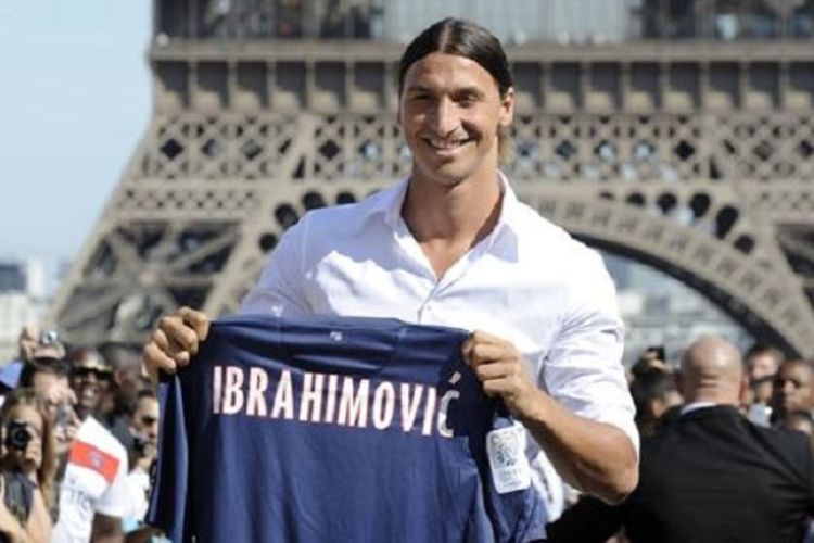 Zlatan Ibrahimovic memegang jersey PSG di depan menara Eiffel pada tahun 2012.