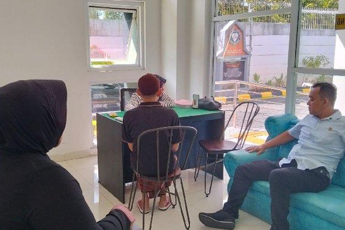 Polresta Mataram melimpahkan tersangka kasus dugaan persetubuhan inisial AF, dikenal 'Walid Lombok' bersama barang bukti ke Kejaksaan Negeri Mataram.