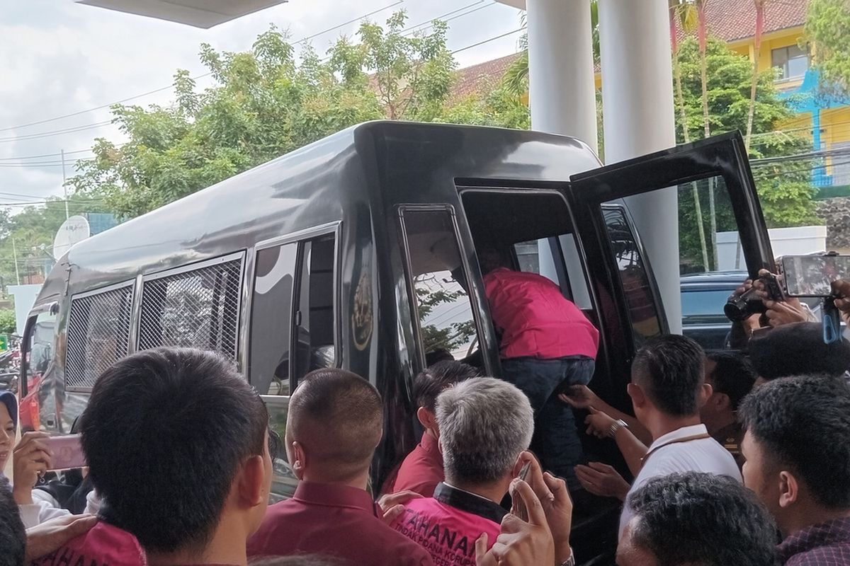 empat tersangka perkara dugaan tindak pidana korupsi pembangunan sekolah baru SMKN 1 Cijeungjing, diangkut mobil tahanan untuk dititipkan di Lapas Ciamis, Rabu (17/9/2035).