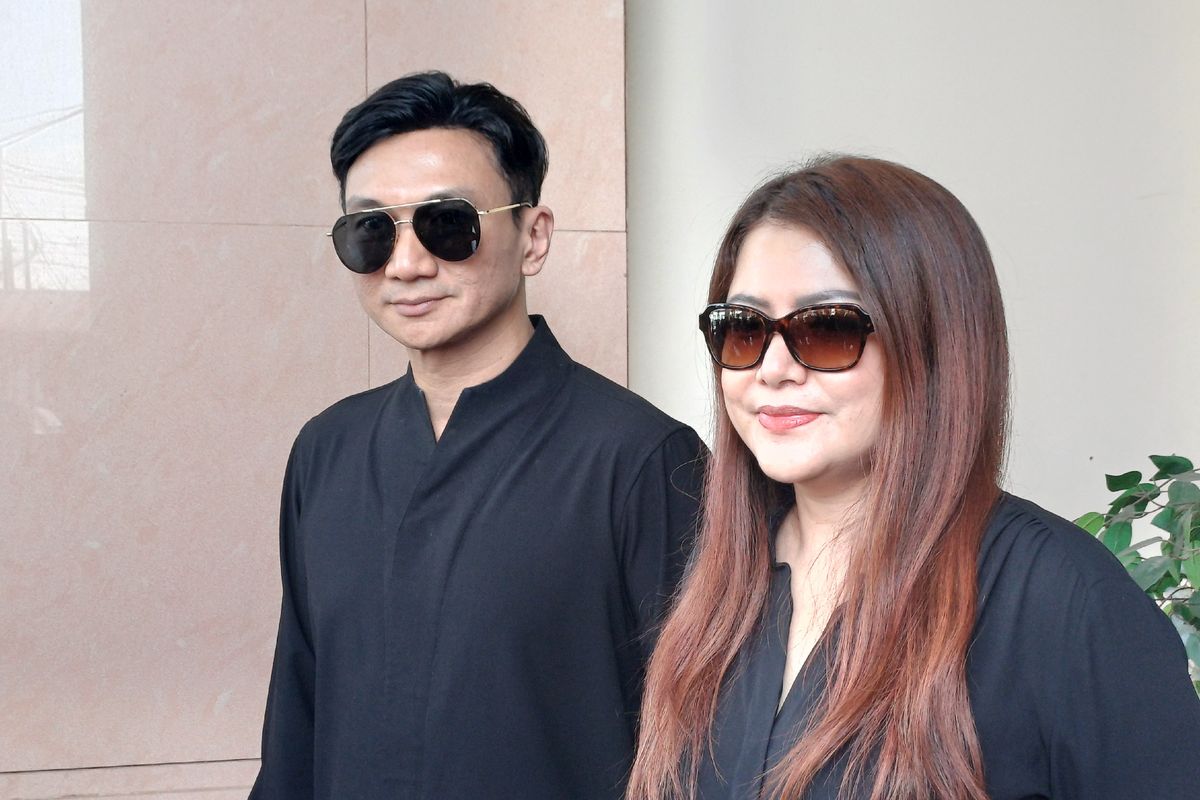 Anji dan Wina Natalia menjawab pertanyaan media usai menjalani sidang perdana kasus perceraiannya di Pengadilan Agama Cibinong, Bogor, Kamis (6/6/2024).