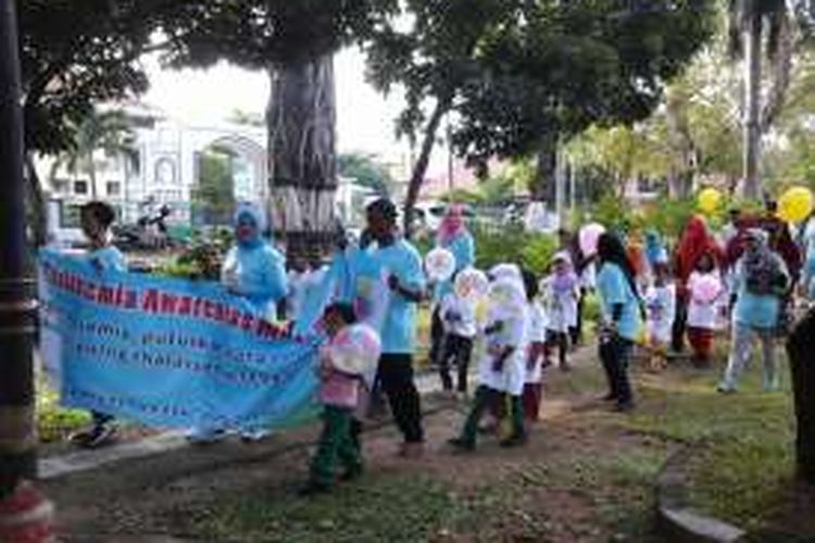 Anak-anak penderita thalassemia di Banda Aceh mengikuti kegiatan jalan santai untuk meningkatkan kualitas kesehatan mereka, Minggu (14/2/2016)