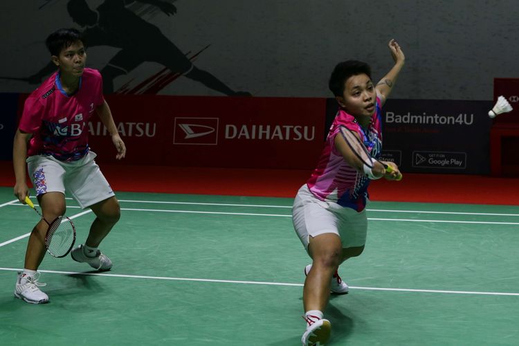 Pasangan ganda putri Indonesia Apriyani Rahayu/Siti Fadia Silva Ramadhanti bertanding melawan ganda putri Korea Selatan, Lee So-hee/Shin Seung-chan pada pertandingan perempat final Indonesia Masters 2022 di Istora Senayan, Jakarta, Jumat (10/6/2022). Apriyani/Fadia lolos  ke semifinal setelah unggulan dengan skor 15-21, 21-16, 21-16.