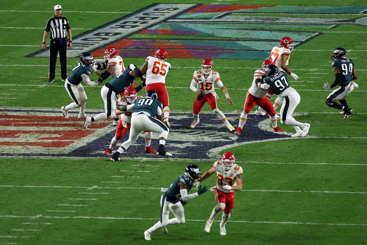 Patrick Mahomes (No 15) dari Kansas City Chiefs saat melawan Philadelphia Eagles selama kuarter keempat di Super Bowl 2023 LVII di State Farm Stadium pada 12 Februari 2023 di Glendale, Arizona.