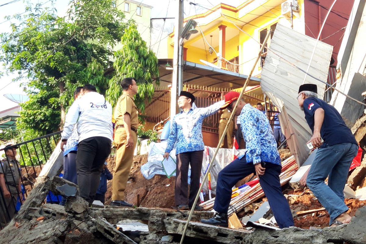 Gubernur DKI Jakarta Anies Baswedan meninjau lokasi longsor di RT 007 RW 007, Jalan Pesona IX, Kalisari, Pasar Rebo, Jakarta Timur, Selasa (27/11/2018)