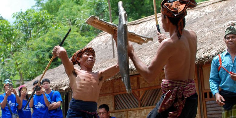 Dua pemain peresean (pepadu) bertarung dalam kesenian tradisional presean di Desa Ende, Lombok, NTB, Minggu (26/11/2017). Peresean merupakan kesenian tradisional suku Sasak yang dulunya diadakan setiap musim kemarau panjang, namun saat ini juga dipertunjukkan untuk wisatawan.