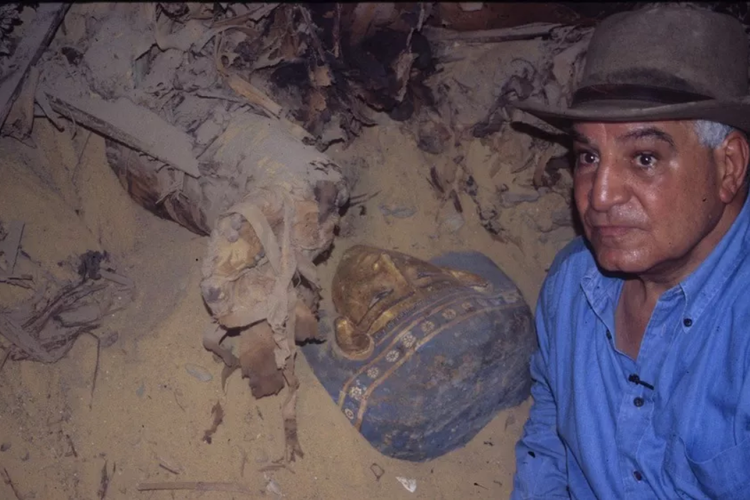 Egyptologist Zahi Hawass dan salah satu mumi ditemukan di Saqqara. Arkeolog menemukan ratusan mumi di sebuah situs penggalian di luar Kairo, di dekat makam Firaun Mesir Tutankhamun. 
