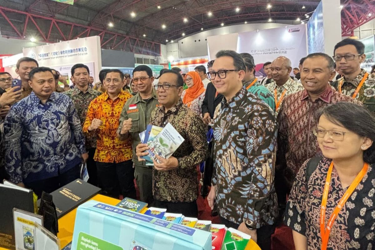 Menteri Koordinator Bidang Pembangunan Manusia dan Kebudayaan RI Pratikno didampingi Chief of Corporate Affairs Astra Boy Kelana Soebroto serta Head of Corporate Governance & Sustainability United Tractors Sara K. Loebis mengunjungi booth Nurani Astra Berbagi untuk Negeri pada ajang Emergency Disaster Reduction & Rescue Expo 2025 di Jakarta, Rabu (13/8/2025). 