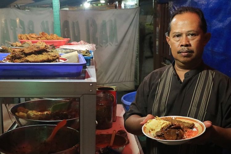 Bang Udin, generasi kedua pengelola Warung Nasi Uduk Bang Udin di Kawasan Rawa Belong, Palmerah, Jakarta. Usaha warung nasi uduk pertama kali dijalankan oleh ayahnya pada tahun 1986 yakni Dasuki.