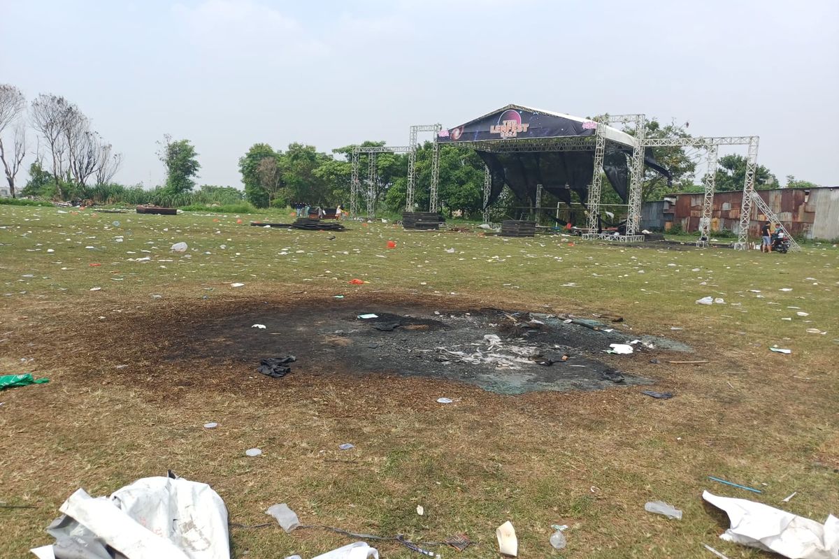 Banyak sampah plastik dan bekas terbakar di Lapangan Bola Pasar Kemis Konser Festival Lentera 