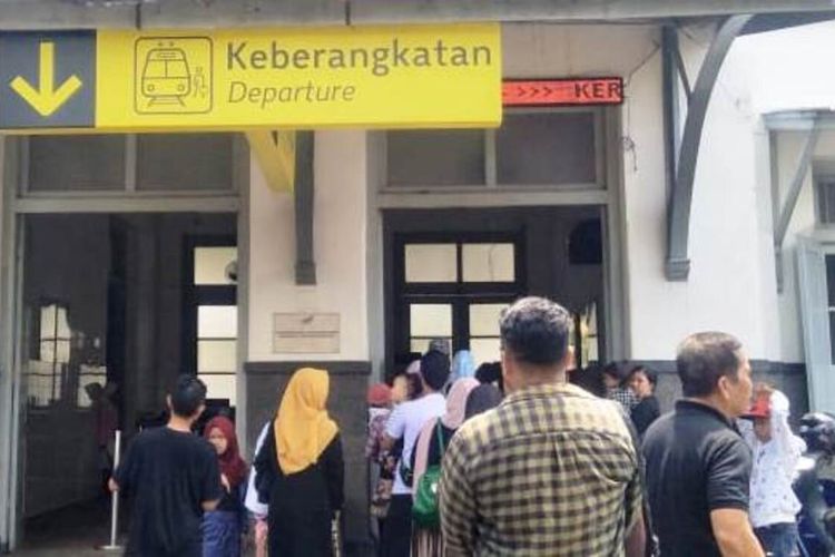 Sejumlah penumpang mengantri di loket pembelian karcis di Stasiun KA Cianjur. Dalam sepekan terakhir okupansi penumpang KA Siliwangi naik drastis 40 persen