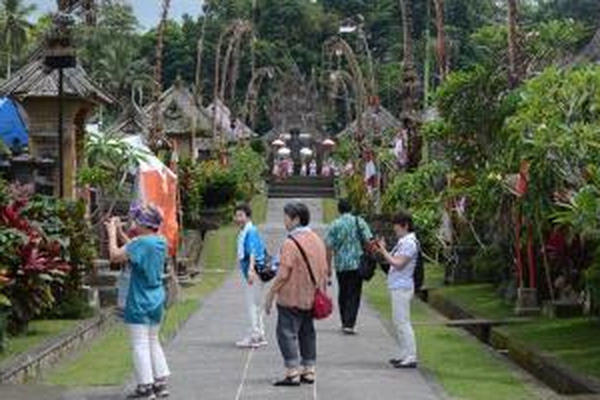 Wisatawan di Desa Penglipuran, Kabupaten Bangli, Bali.