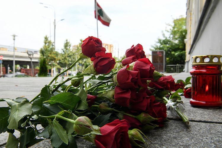 Bunga mawar diletakkan di luar Kedutaan Lebanon di Moskow, Rusia, sebagai penghormatan untuk korban-korban dari insiden ledakan di Beirut, Lebanon, Rabu (5/8/2020). Ungkapan duka dan solidaritas mengalir dari berbagai penjuru dunia atas insiden ledakan dahsyat di Beirut, Lebanon, Selasa (4/8/2020), yang menewaskan lebih dari seratus orang.