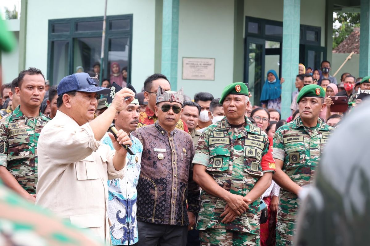 Prabowo saat menyerahkan motor kepada para Babinsa di Koramil Rogojampi