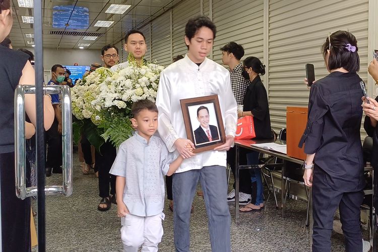 Momen Haru Pemakaman Ray Sahetapy, Dishalatkan di Masjid Istiqlal hingga Kehadiran Dewi Yull