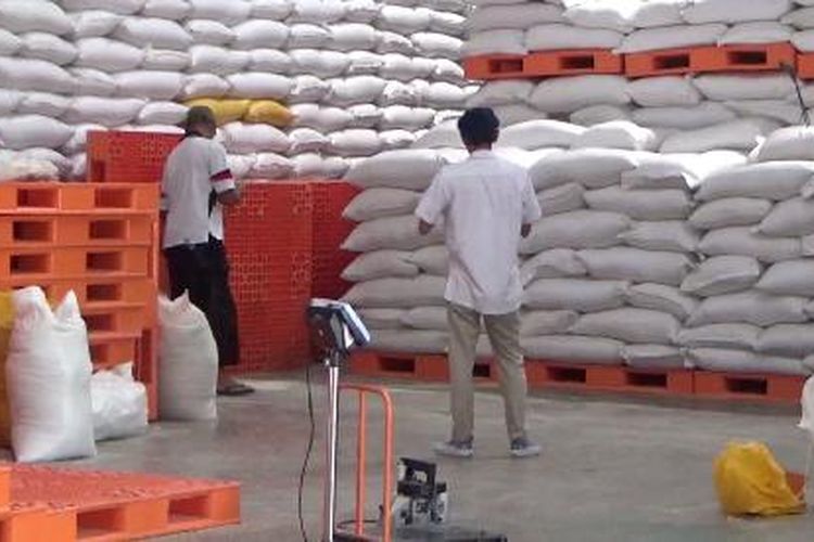 Beras di gudang Bulog Pinrang Sulsel dipinjam 500 ton oleh rekanan, baru dikembalikan 40 ton.