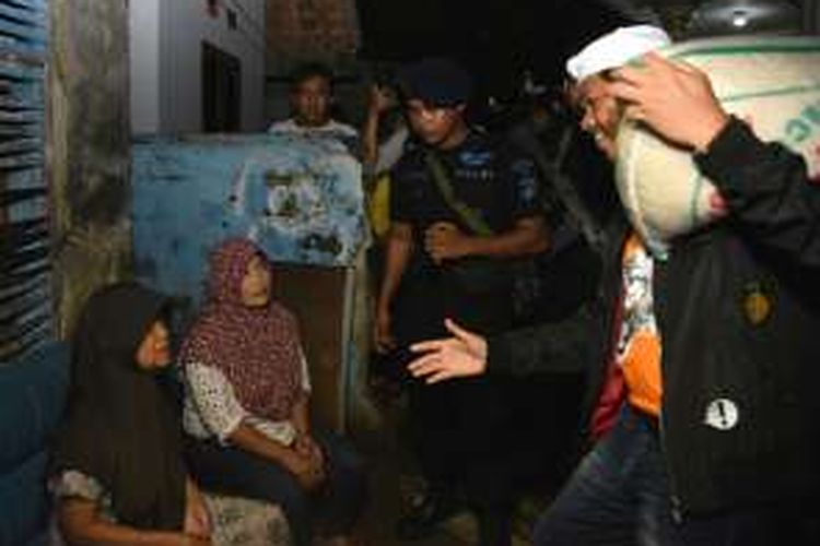 Bupati Purwakarta Dedi Mulyadi beserta anggota Brimob serta Danramil berkeliling Purwakarta untuk memberikan bantuan beras dan uang bedah rumah dalam perayaan malam Tahun Baru 2017. 