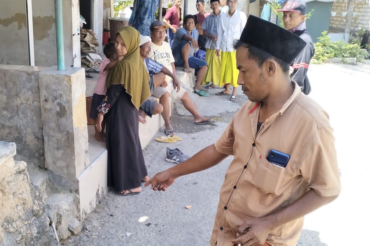 Warga saat menunjukkan salah satu sisi sumber suara dentuman misterius di Dusun Tengah, Desa Moncek Tengah, Kecamatan Lenteng, Kabupaten Sumenep, Jawa Timur, Sabtu (12/8/2023).