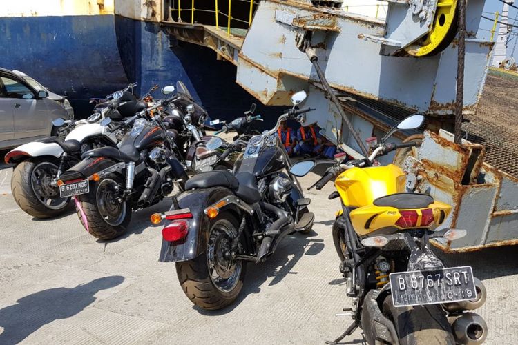 Mobil dan motor mewah yang disita Komisi Pemberantasan Korupsi dari Bupati Hulu Sungai Tengah Abdul Latif tiba di Pelabuhan Tanjung Priok, Jakarta Utara, Senin (19/3/2018).