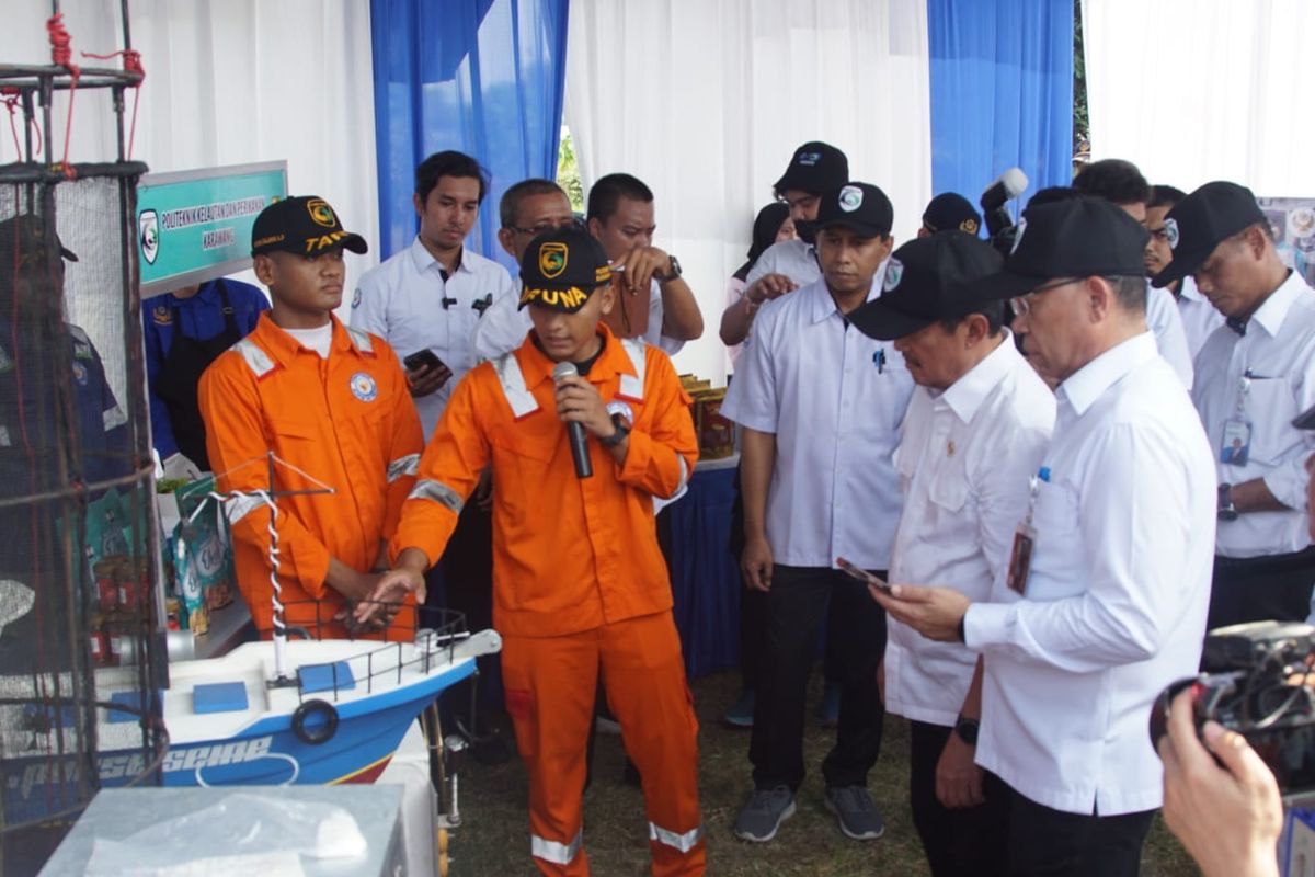 Menteri Kelautan dan Perikanan (Menteri KP) Sakti Wahyu Trenggono dalam kegiatan Pelepasan SDM Terampil Dukung Ekonomi Biru melalui MBKM di Politeknik Kelautan dan Perikanan (KP) Karawang, Jawa Barat (Jabar), Jumat (31/5/2024).