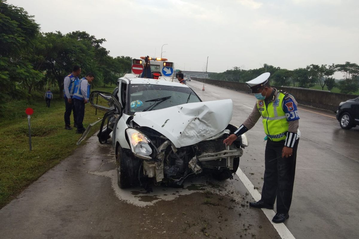 RINGSEK—Inilah kondisi mobil Suzuki Swift yang dikemudikan korban dalam kondisi ringsek setelah menabrak pembatas jalan dan masuk rawa di ruas jalan tol KM 610 Madiun-Surabaya, Senin (31/1/2022) siang.