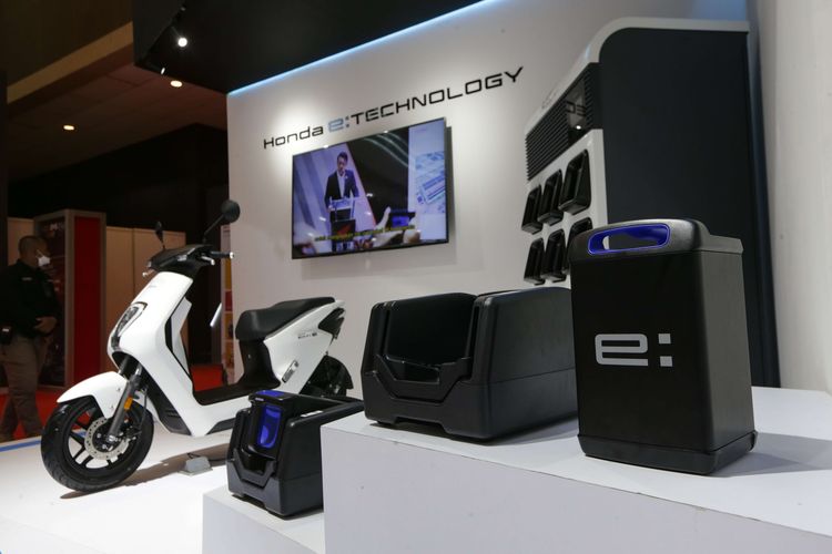 Motor listrik Honda EM1 e: dipamerkan di ajang Indonesia International Motor Show (IIMS) 2023 di JIExpo, Kemayoran, Jakarta Pusat, Minggu (19/2/2023). Motor listrik ini telah mengusung Honda Mobile Power Pack e:, yaitu teknologi baterai terbaru yang dapat ditukar dengan mudah, dan bisa melakukan pengisian daya di rumah.