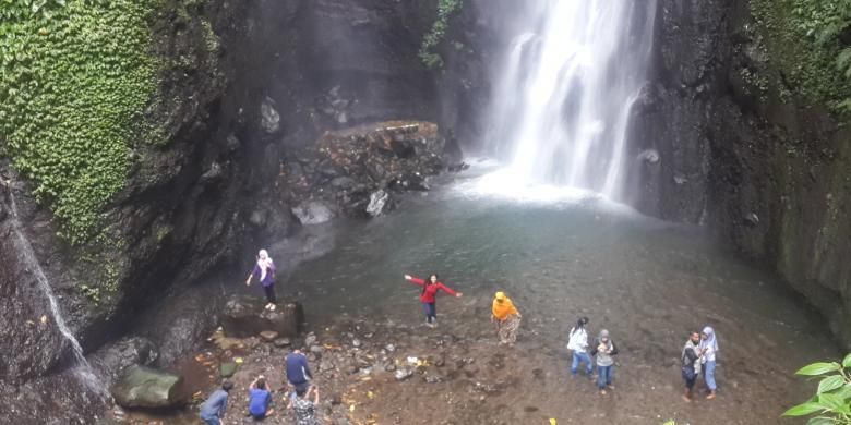 Sejumlah wisatawan berfoto di Air Terjun Putuk Truno atau Air Terjun Keabadian, Jumat (6/5/2016). Lokasi wisata yang ada di kawasan Tretes, Prigen, Kabupaten Pasuruan, Jawa Timur itu dikunjungi 300 wisatawan per hari selama libur panjang.