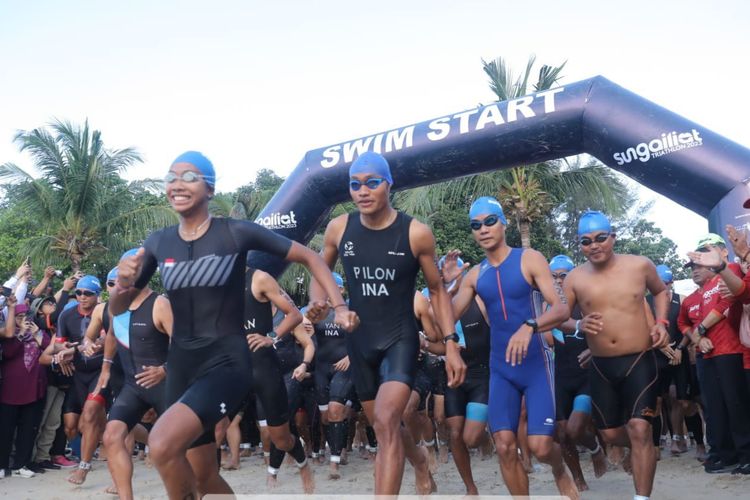 Peserta Sungailiat Triathlon 2023 di Pantai Tanjung Pesona Bangka, Sabtu (13/5/2023).