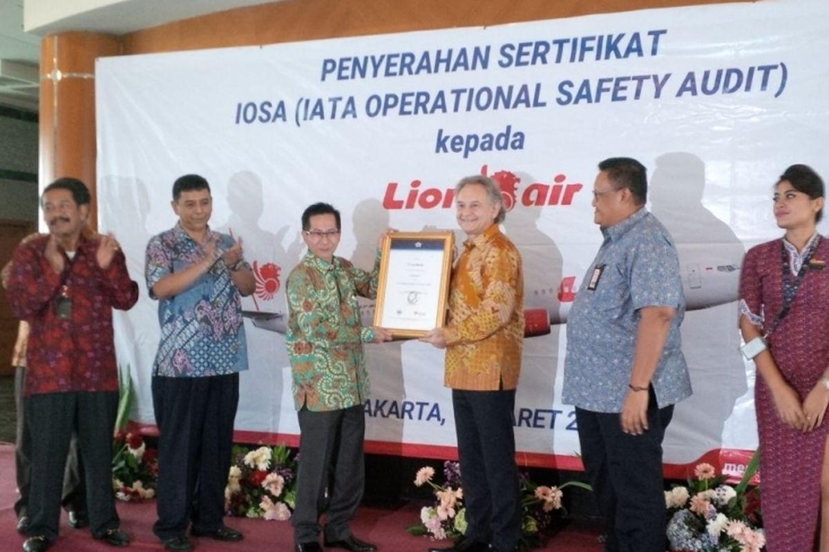 Penyerahan Sertifikan IOSA dari IATA ke Lion Air di di Kantor Lion Gruop Jakarta, Senin (13/3/20017).